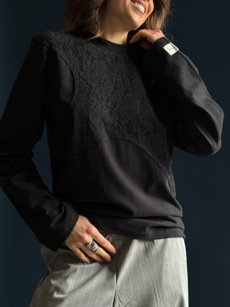 Černý oversized top s krajkou na hrudi