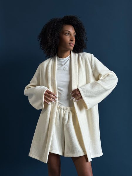 Mléčná domácí tří­dílná souprava z hřejivé froté: kimono, tričko a šortky