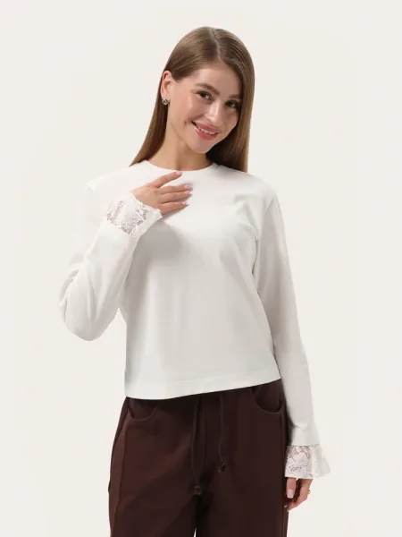 Mléčný minimalistický top s dlouhým rukávem s krajkou na rukávech