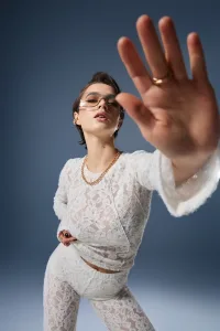 Mléčný slim longsleeve z nadýchané texturované krajky